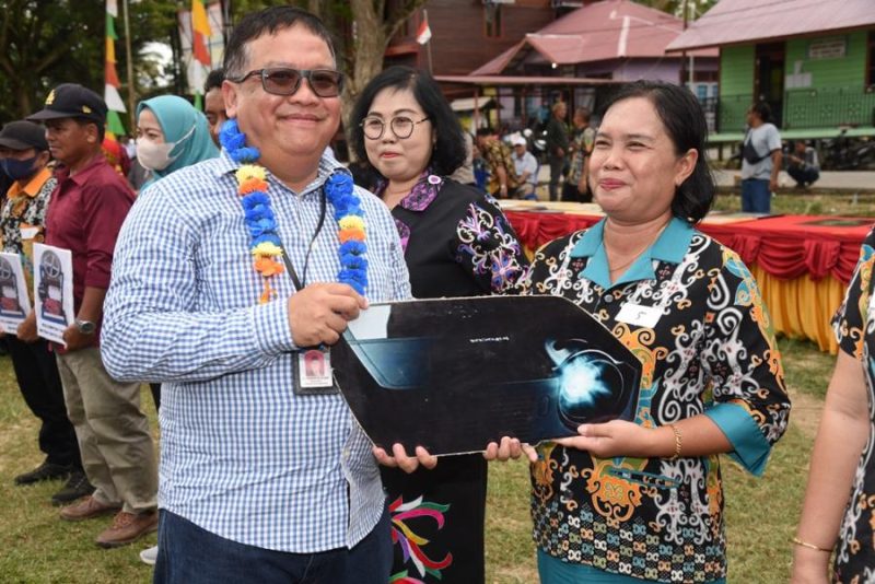 Foto : Kepala Dinas Pendidikan dan Kebudayaan Kubar, Robertus Bandarsyah Menyerahkan Perangkat Infocus Secara Simbolis kepada sekolah-sekolah.