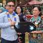 Foto : Kepala Dinas Pendidikan dan Kebudayaan Kubar, Robertus Bandarsyah Menyerahkan Perangkat Infocus Secara Simbolis kepada sekolah-sekolah.