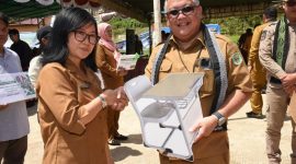 Kepala Dinas Pendidikan dan Kebudayaan Kabupaten Kutai Barat (Kubar) Bandarsyah Saat Menyerahkan Bantuan Meja dan Kursi Secara Simbolis Untuk Sekolah-Sekolah.