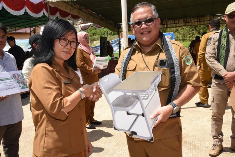 Kepala Dinas Pendidikan dan Kebudayaan Kabupaten Kutai Barat (Kubar) Bandarsyah Saat Menyerahkan Bantuan Meja dan Kursi Secara Simbolis Untuk Sekolah-Sekolah.