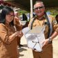 Kepala Dinas Pendidikan dan Kebudayaan Kabupaten Kutai Barat (Kubar) Bandarsyah Saat Menyerahkan Bantuan Meja dan Kursi Secara Simbolis Untuk Sekolah-Sekolah.