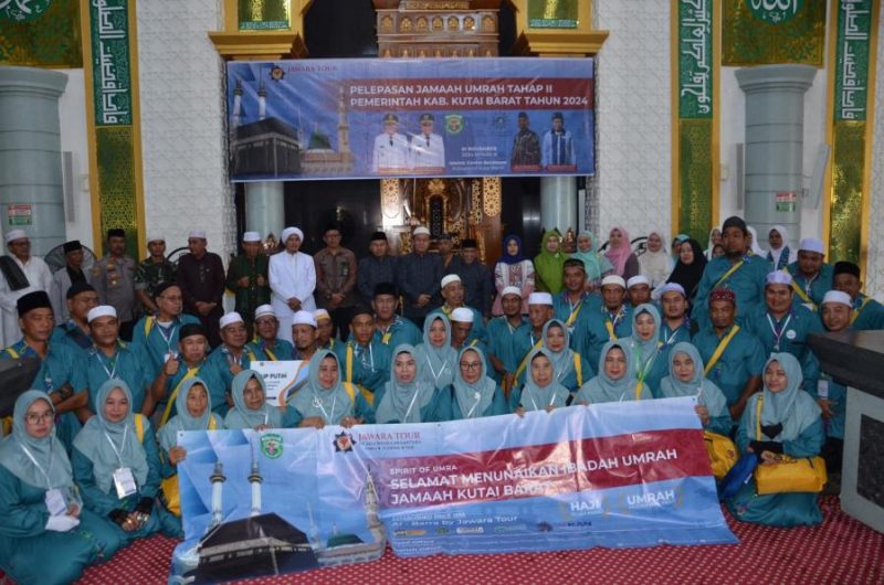 Asisten 2 Sekkab Kubar Rakhmat bersama Anggota DPRD Kubar, Forkopimda dan para jamaah umrah, seusai Pelepasan Jamaah Umrah Tahap II Pemkab Kubar 2024, di Masjid Al-Muttaqin, Islamic Center.