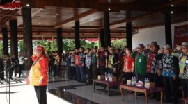 Bupati FX Yapan Irup Apel Peringatan HUT Kubar Ke 25 Tahun 2024, Yang Dirangkai Dengan Penyerahan Penghargaan Kepada PD Yang Berprestasi.