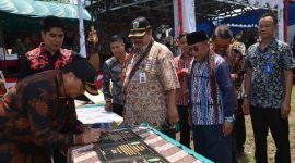 Bupati Kubar FX Yapan (kiri) didampingi Sekkab Kubar Ayonius (tiga kanan) dan Asisten 2 Sekkab Kubar Rakhmat (dua kanan) saat menandatangani prasasti pembangunan secara simbolis.