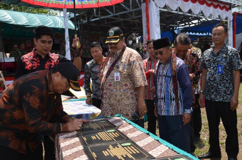 Bupati Kubar FX Yapan (kiri) didampingi Sekkab Kubar Ayonius (tiga kanan) dan Asisten 2 Sekkab Kubar Rakhmat (dua kanan) saat menandatangani prasasti pembangunan secara simbolis.