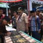 Bupati Kubar FX Yapan (kiri) didampingi Sekkab Kubar Ayonius (tiga kanan) dan Asisten 2 Sekkab Kubar Rakhmat (dua kanan) saat menandatangani prasasti pembangunan secara simbolis.
