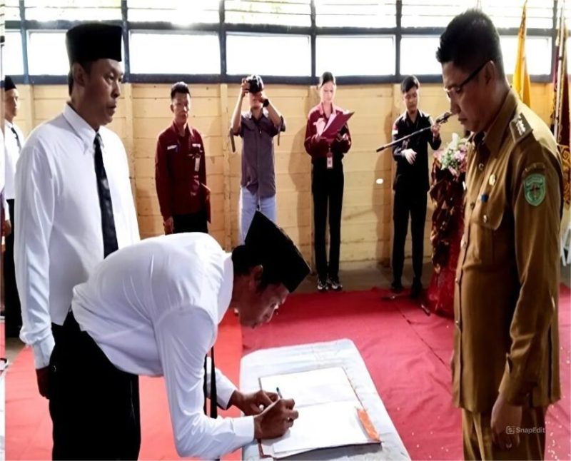 Camat Penyinggahan, Gusti Muhamad Padli menyaksikan pendatanganan berita acara pengukuhan BPK, Senin (11/11/2024).