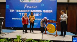 Sekprov Kaltim Sri Wahyuni (dua kanan) bersama Sulistyo, Deputi Bidang Keamanan Siber dan Sandi Pemerintahan dan Pembangunan Manusia BSSN (dua kiri), Wabup Kubar Edyanto Arkan (kiri) dan Kepala Diskominfo Kaltim M. Faisal (kanan), saat meresmikan TTIS/CSIRT Kabupaten/Kota se-Kaltim secara simbolis, di Hotel Mercure Samarinda.