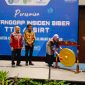 Sekprov Kaltim Sri Wahyuni (dua kanan) bersama Sulistyo, Deputi Bidang Keamanan Siber dan Sandi Pemerintahan dan Pembangunan Manusia BSSN (dua kiri), Wabup Kubar Edyanto Arkan (kiri) dan Kepala Diskominfo Kaltim M. Faisal (kanan), saat meresmikan TTIS/CSIRT Kabupaten/Kota se-Kaltim secara simbolis, di Hotel Mercure Samarinda.