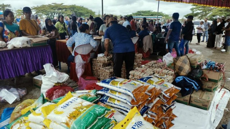 Kepala DKP Kubar, Rion mengatakan, saat ini ada 41 ton beras yang disediakan pemerintah, untuk membantu 1655 keluarga yang berada di daerah rentan dan rawan pangan. 