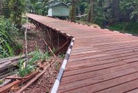 Pemerintah Kampung Pentat, Kecamatan Jempang Membangun Jembatan Ulin di RT 002 yang Dibutuhkan Masyarakat. (Foto.Dok.Ist)