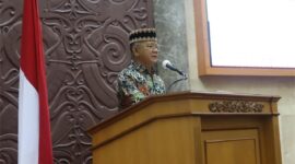 Asisten 1 Faustinus Syaidirahman memaparkan beberapa capaian pembangunan Pemkab Kubar pada Rapat Paripurna bertempat di Ruang Rapat Utama Kantor DRPD Kubar.
