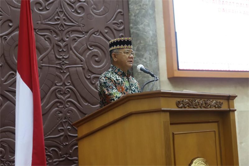 Asisten 1 Faustinus Syaidirahman memaparkan beberapa capaian pembangunan Pemkab Kubar pada Rapat Paripurna bertempat di Ruang Rapat Utama Kantor DRPD Kubar.