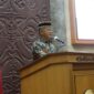 Asisten 1 Faustinus Syaidirahman memaparkan beberapa capaian pembangunan Pemkab Kubar pada Rapat Paripurna bertempat di Ruang Rapat Utama Kantor DRPD Kubar.