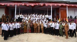 Bupati FX Yapan Resmikan Pusat Pelayanan Paten, Menyerahkan Bantuan Alat Pertanian, Bantuan Pendidikan Dan Bantuan Sosial Kepada Masyarakat di Kecamatan Damai dalam Acara Pengukuhan Anggota BPK dan Peresmian Kegiatan yang bersumber Dari Dana DD/ADK APBD se-Kecamatan Damai.