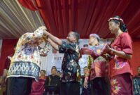 Foto : Bupati Kutai Barat FX.Yapan Menghadiri Puncak Acara HUT Ke-122 Kampung Lambing Kamis (31/10/2024).