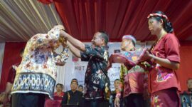 Foto : Bupati Kutai Barat FX.Yapan Menghadiri Puncak Acara HUT Ke-122 Kampung Lambing Kamis (31/10/2024).