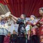 Foto : Bupati Kutai Barat FX.Yapan Menghadiri Puncak Acara HUT Ke-122 Kampung Lambing Kamis (31/10/2024).