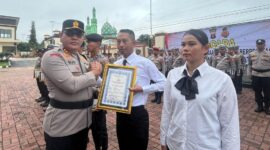 Kapolres Kutai Barat AKBP.Kade Budyarta Saat Menyerahkan Penghargaan Kepada Personel Berprestasi (23/12/2024).