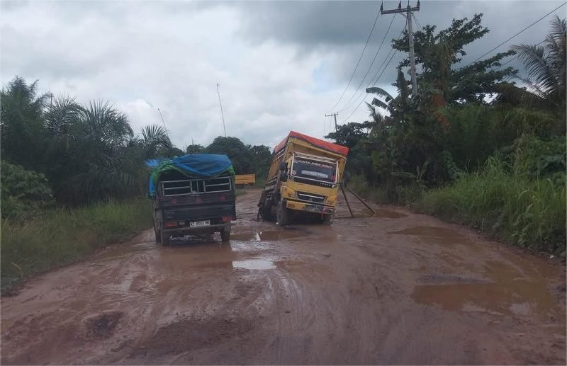 Kondisi Jalan Trans Kaltim di Wilayah Muara Gusik Bongan Yang Rusak Parah.