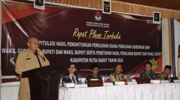 Asisten I Faustinus Syaidirahman Membuka Rapat Pleno Terbuka Rekapitulasi Perhitungan Perolehan Suara Pemilihan Gubernur Dan Wakil Gubernur, Bupati Dan Wakil Bupati Serta Penetapan Hasil Pemilihan Bupati Dan Wakil Bupati Kutai Barat Tahun 2024.