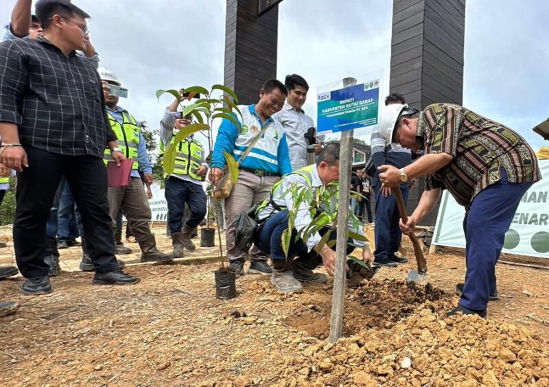 Bupati Kutai Barat (Kubar) Saat Melakukan Penanaman Pohon Bersama PT.Bharinto Ekatama (BEK).