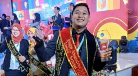 UKIR PRESTASI : Syahbandi Syahril usai menerima penghargaan dari Wakil Menteri Pendidikan Dasar dan Menengah RI di Jakarta.