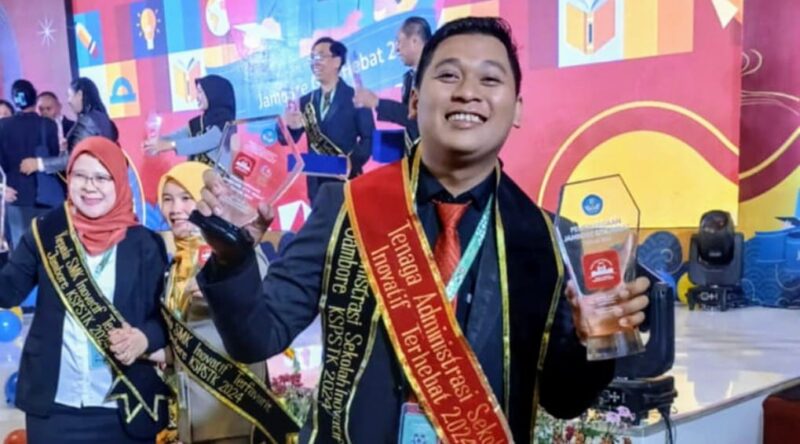 UKIR PRESTASI : Syahbandi Syahril usai menerima penghargaan dari Wakil Menteri Pendidikan Dasar dan Menengah RI di Jakarta.