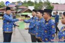 Bupati Mahakam Ulu Bonifasius Belawan Geh Saat Menyerahkan SK Kepada Ratusan ASN.