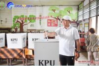 Bupati Mahakam Ulu Bonifasius Belawan Geh Saat Menyalurkan Hak Suara di TPS 003 Ujoh Bilang.