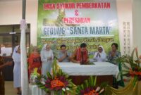 Bupati Kutai Barat Frederick Edwin Saat Menandatangani Prasasti Peresmian Gedung Santa Marta Rumah Sakit Santa Familia.