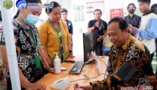 Asisten I Bidang Pemerintahan dan Kesejahteraan Rakyat (Kesra) Kabupaten Mahakam Ulu (Mahulu) drg.Agustinus Teguh Santoso, M.Adm.,Kes Resmikan Peluncuran CKG dan ILP.