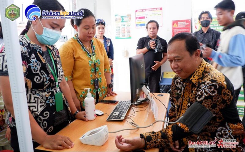 Asisten I Bidang Pemerintahan dan Kesejahteraan Rakyat (Kesra) Kabupaten Mahakam Ulu (Mahulu) drg.Agustinus Teguh Santoso, M.Adm.,Kes Resmikan Peluncuran CKG dan ILP.