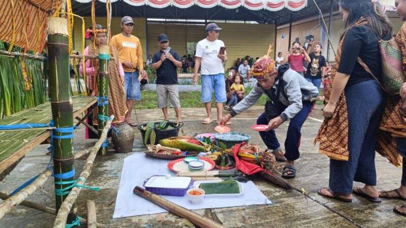 Tampak Pememang Saat memimpin berlangsungnya acara ritual adat Dayak Tunjung.