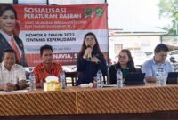 Anggota DPRD Kaltim Dapil Kubar Mahulu Yonavia, S.Sos saat Melakukan Sosperda di Kampung Belempung Ulaq.