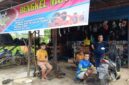 Pemilik Bengkel Serba Guna Belempung Ulaq M.Simbolon Bersama Mekanik dan Pelanggan Perbaikan Motor.