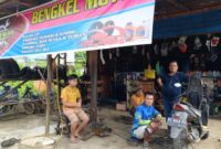 Pemilik Bengkel Serba Guna Belempung Ulaq M.Simbolon Bersama Mekanik dan Pelanggan Perbaikan Motor.