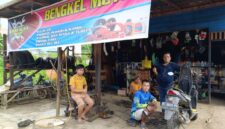 Pemilik Bengkel Serba Guna Belempung Ulaq M.Simbolon Bersama Mekanik dan Pelanggan Perbaikan Motor.