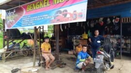 Pemilik Bengkel Serba Guna Belempung Ulaq M.Simbolon Bersama Mekanik dan Pelanggan Perbaikan Motor.