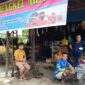 Pemilik Bengkel Serba Guna Belempung Ulaq M.Simbolon Bersama Mekanik dan Pelanggan Perbaikan Motor.