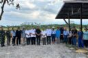 Wakil Ketua DPRD Kaltim Ekti Imanuel Saat Melakukan Peninjauan Kesiapan Poktan Pterenakan Sapi di Kampung Muhur Kecamatan Siluq Ngurai.
