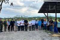 Wakil Ketua DPRD Kaltim Ekti Imanuel Saat Melakukan Peninjauan Kesiapan Poktan Pterenakan Sapi di Kampung Muhur Kecamatan Siluq Ngurai.