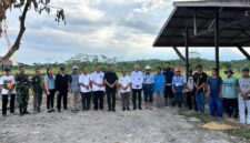 Wakil Ketua DPRD Kaltim Ekti Imanuel Saat Melakukan Peninjauan Kesiapan Poktan Pterenakan Sapi di Kampung Muhur Kecamatan Siluq Ngurai.