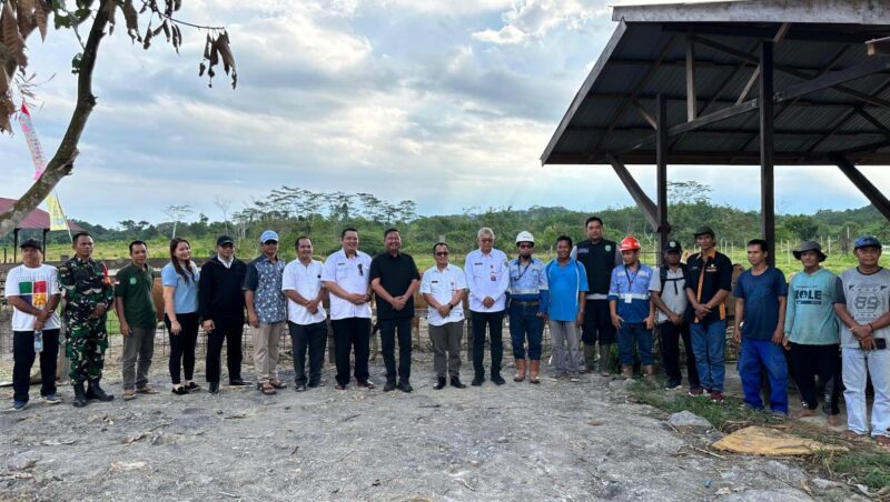 Wakil Ketua DPRD Kaltim Ekti Imanuel Saat Melakukan Peninjauan Kesiapan Poktan Pterenakan Sapi di Kampung Muhur Kecamatan Siluq Ngurai.