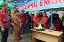 Petinggi Kampung Engkuni Pasek Bersama Istri Saat Melakukan Pemotongan Tumpeng HUT ke-66.