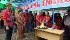 Petinggi Kampung Engkuni Pasek Bersama Istri Saat Melakukan Pemotongan Tumpeng HUT ke-66.