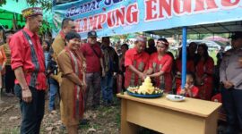 Petinggi Kampung Engkuni Pasek Bersama Istri Saat Melakukan Pemotongan Tumpeng HUT ke-66.