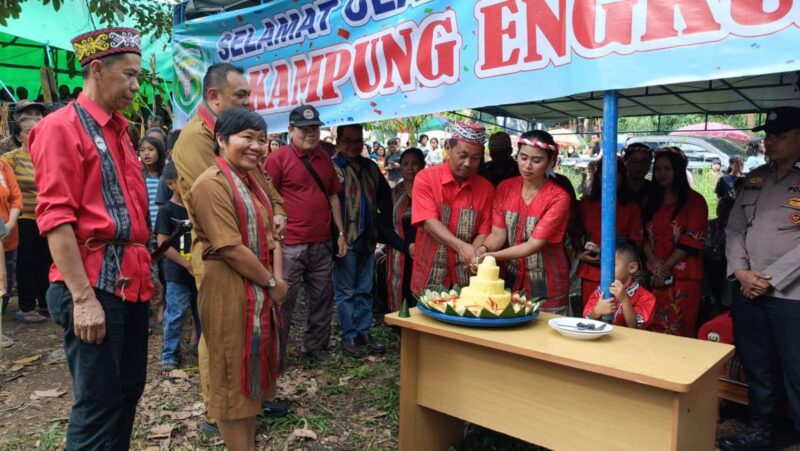 Petinggi Kampung Engkuni Pasek Bersama Istri Saat Melakukan Pemotongan Tumpeng HUT ke-66.