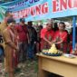 Petinggi Kampung Engkuni Pasek Bersama Istri Saat Melakukan Pemotongan Tumpeng HUT ke-66.