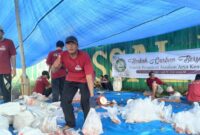 Panitia Kurban Pondok Pesantren Assalam Arya Kemuning Saat Mendistribusikan daging kurban.